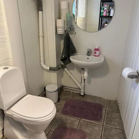 Cozy Basement With 2 Bedrooms Appartement *